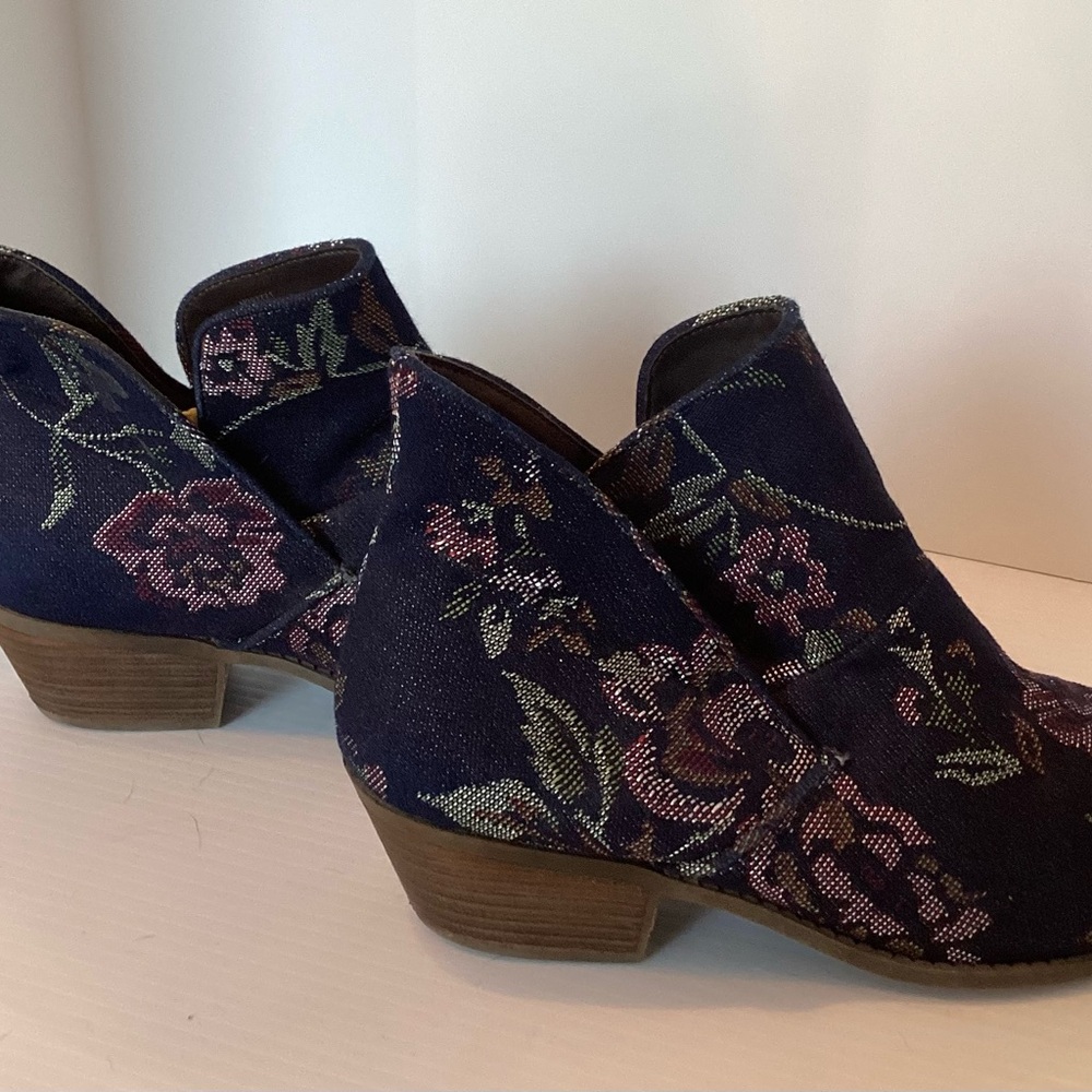 Navy Fabric Booties by Me Too. Size 9.5 W